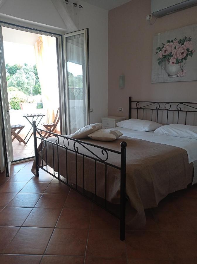 B&B Le Rose Санта-Мария-ди-Кастеллабате Экстерьер фото